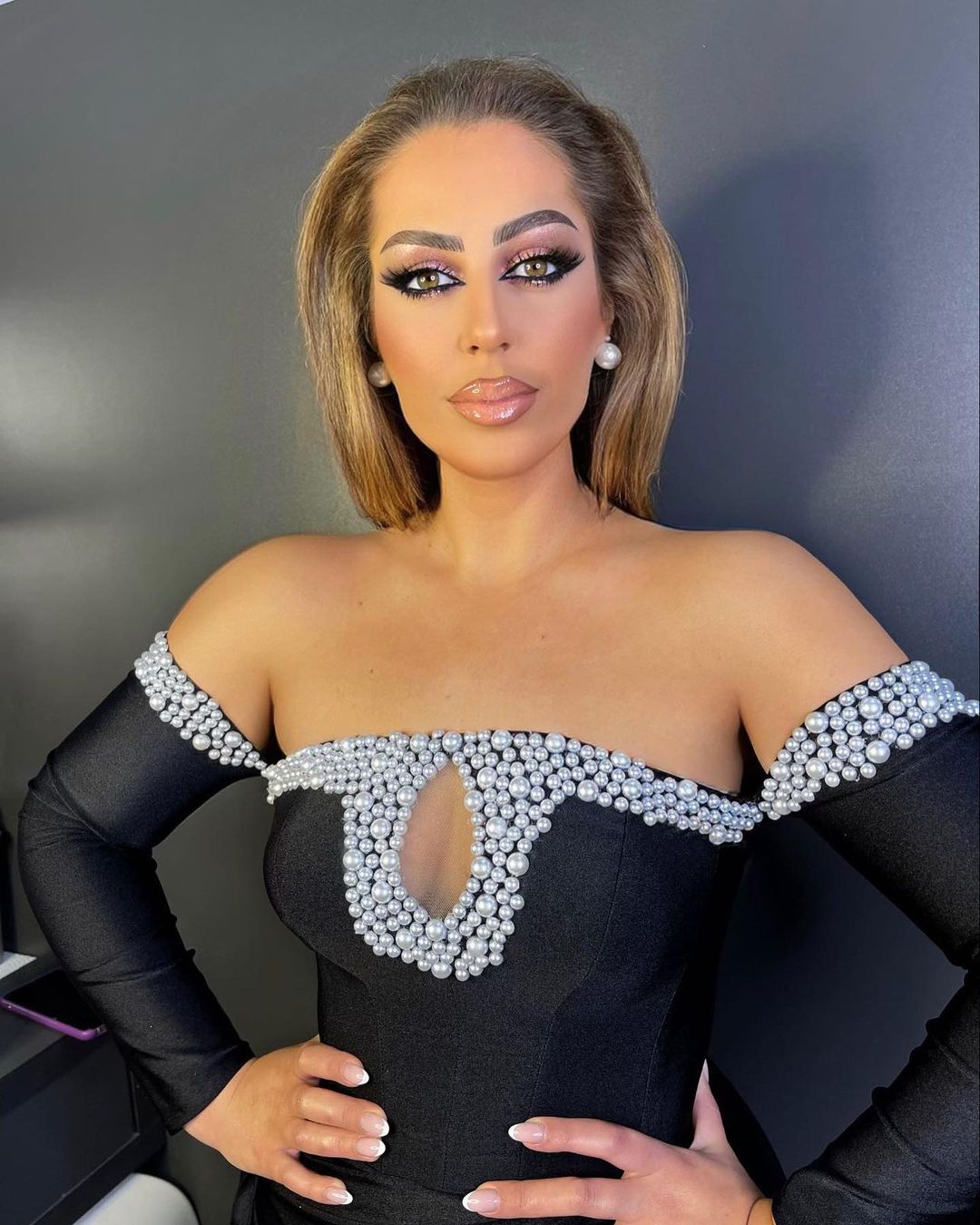 Deluxe schwarzes bodenlanges Meerjungfrau-Ballkleid aus Satin mit langen Ärmeln und Perlen