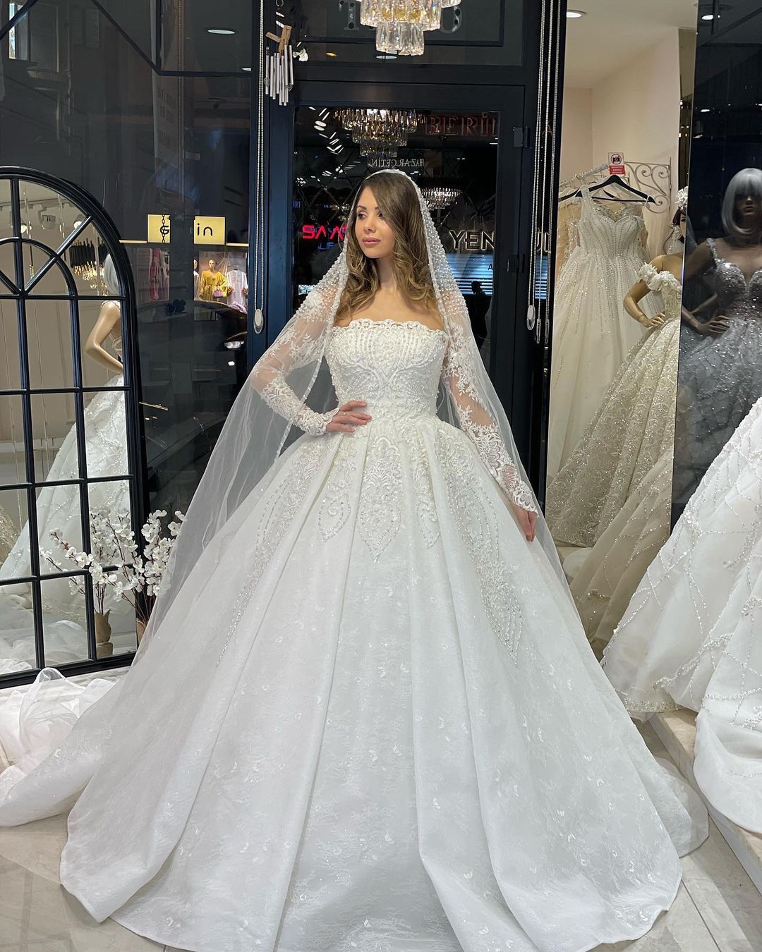 Deluxe bodenlanges, langärmliges A-Linien-Brautkleid aus Spitze mit Rüschen