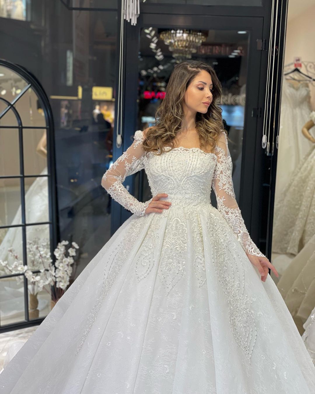 Deluxe bodenlanges, langärmliges A-Linien-Brautkleid aus Spitze mit Rüschen