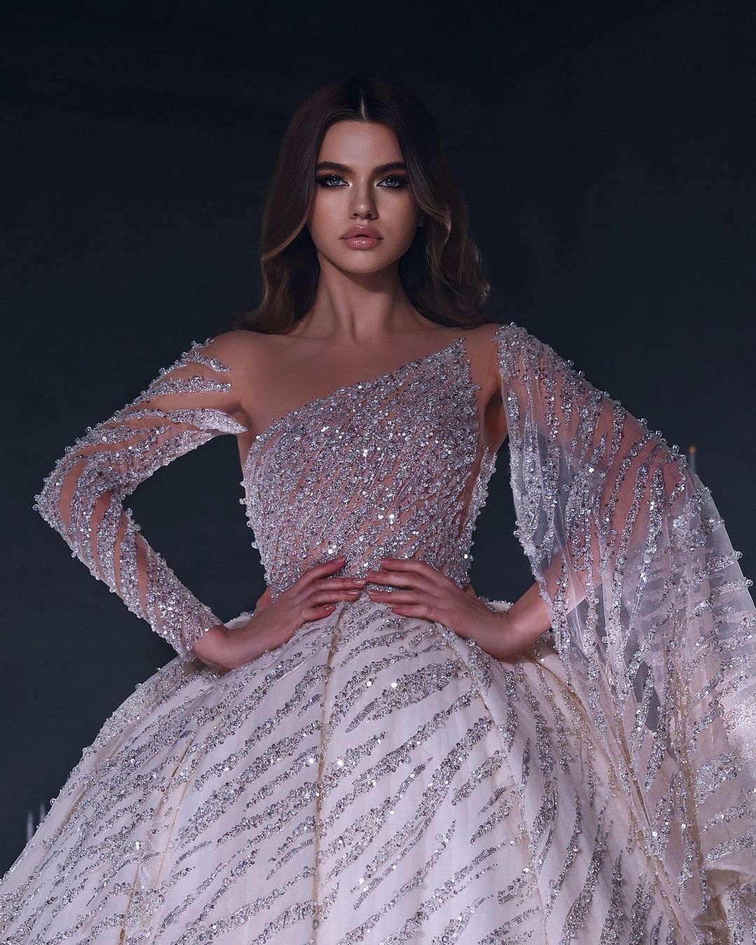 Vestido de novia de lujo de corte A, largo hasta el suelo, con un solo hombro, lentejuelas y volantes