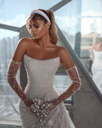 Robe de mariée longue au sol de luxe, sans bretelles ni manches, ornée de paillettes et de volants