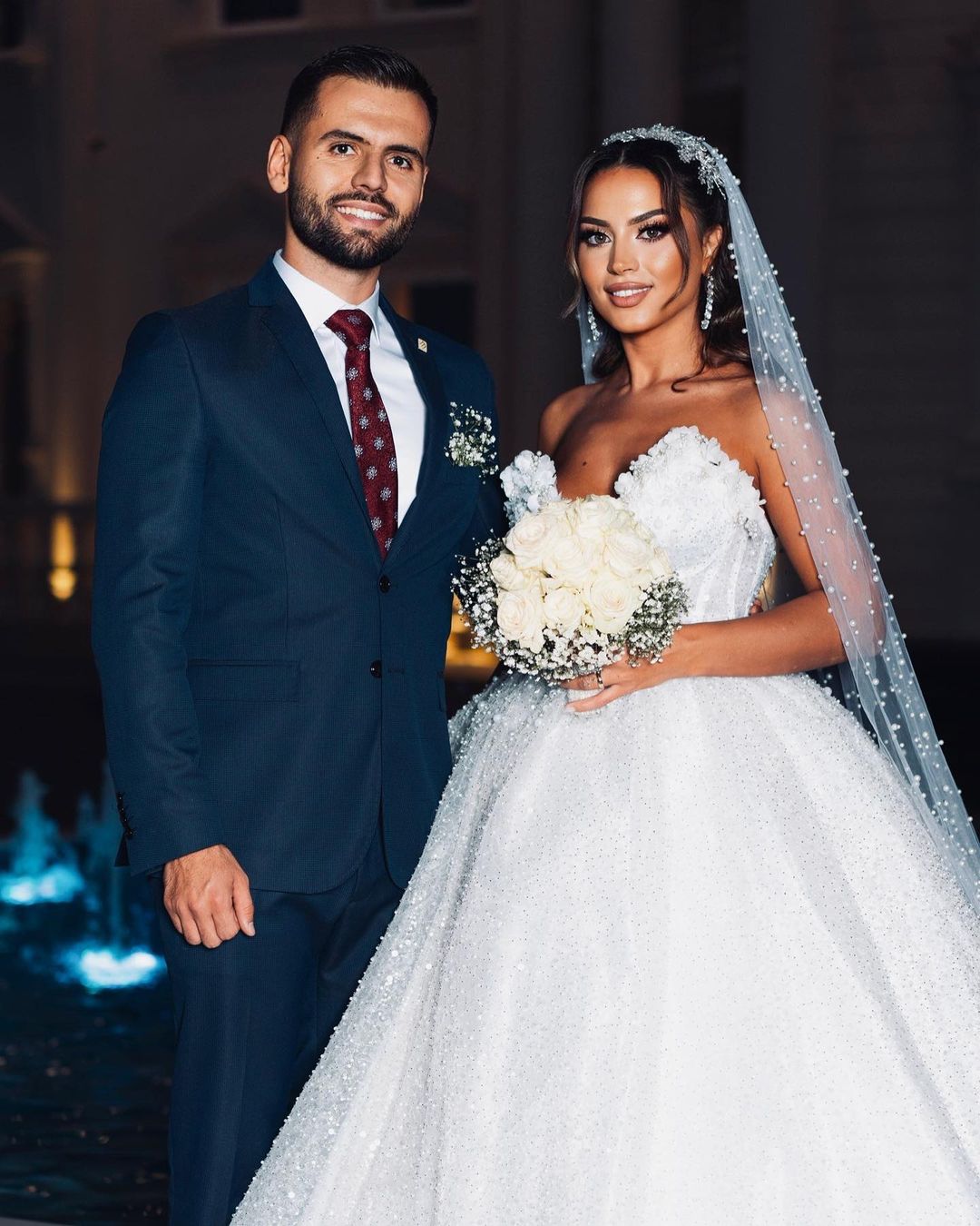 Vestido de novia de lujo con escote en forma de A, sin mangas, largo hasta el suelo, con lentejuelas y cuentas