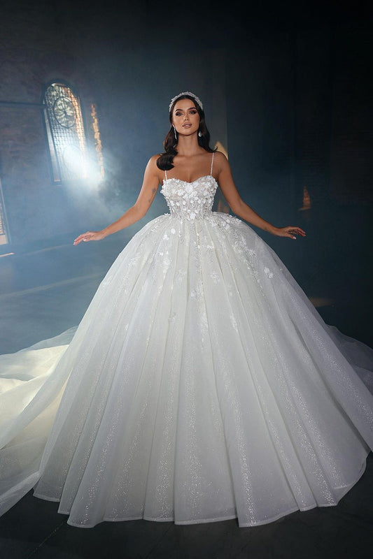 Vestido de noiva de luxo com decote em coração, sem mangas, alças finas, linha A, renda, com babados