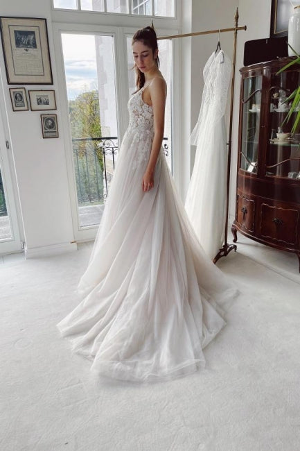 Vestidos de noiva com decote em V e apliques em linha A com renda