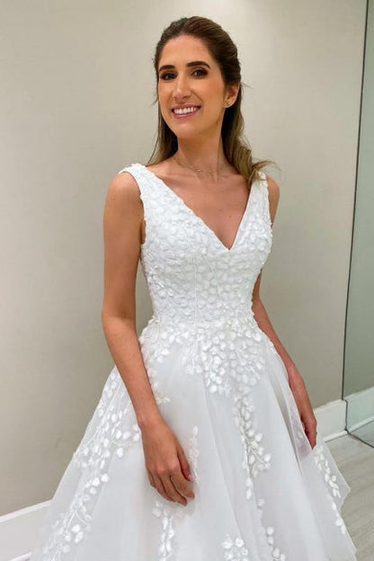 Designer A-Linie Spitze V-Ausschnitt Ärmelloses weißes Brautkleid mit Applikationen