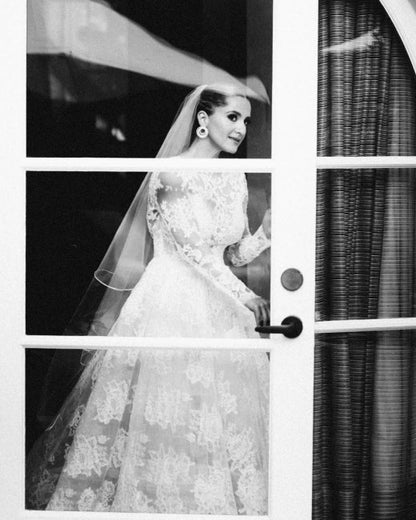 Designer A-Linie Langarm Rückenfreies Brautkleid mit Spitze