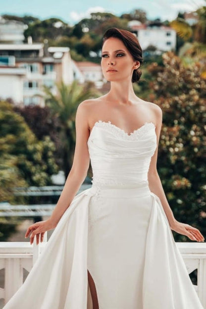 Designer A-Linie Satin Ärmellose Brautkleider mit Spitze