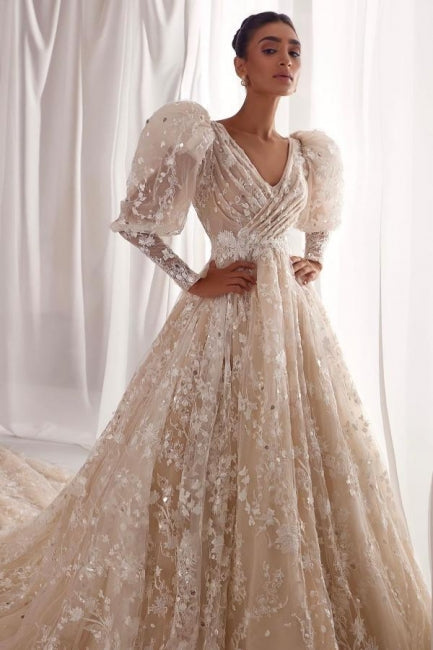 Vestido de noiva de renda em tule com decote em V e manga comprida com apliques e babados