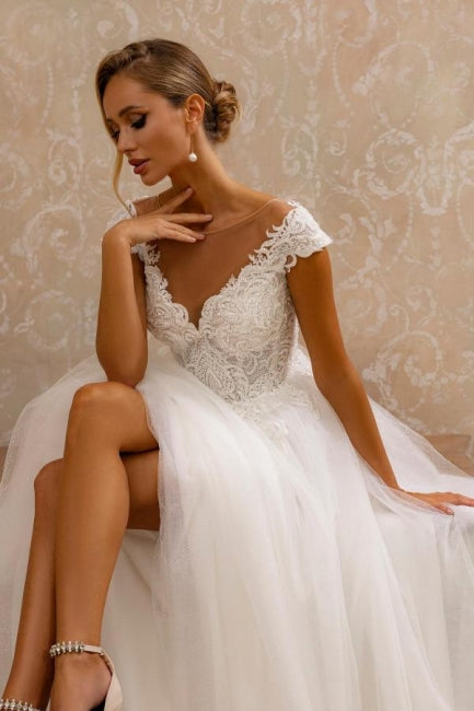 Designer A-Linie Tüll Spitze V-Ausschnitt Ärmellos Weiß Brautkleid mit Applikationen