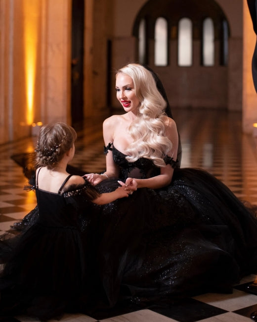 فساتين زفاف سوداء مصممة على شكل حرف A بدون أكتاف مزينة بالبريق والدانتيل