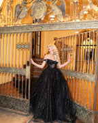 فساتين زفاف سوداء مصممة على شكل حرف A بدون أكتاف مزينة بالبريق والدانتيل