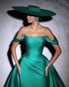 Vestido de Baile de Coluna de Cetim com Ombros Descobertos, Sem Mangas, com Folhos e Cauda
