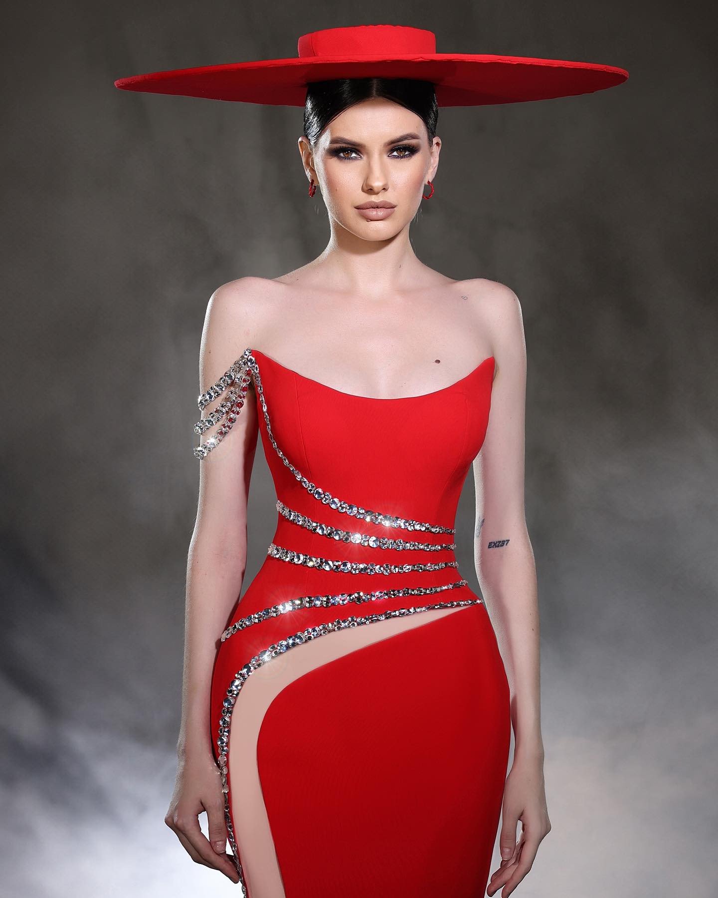 Abito da sera rosso in raso e tulle, monospalla senza maniche, con perline, a colonna, disegnato