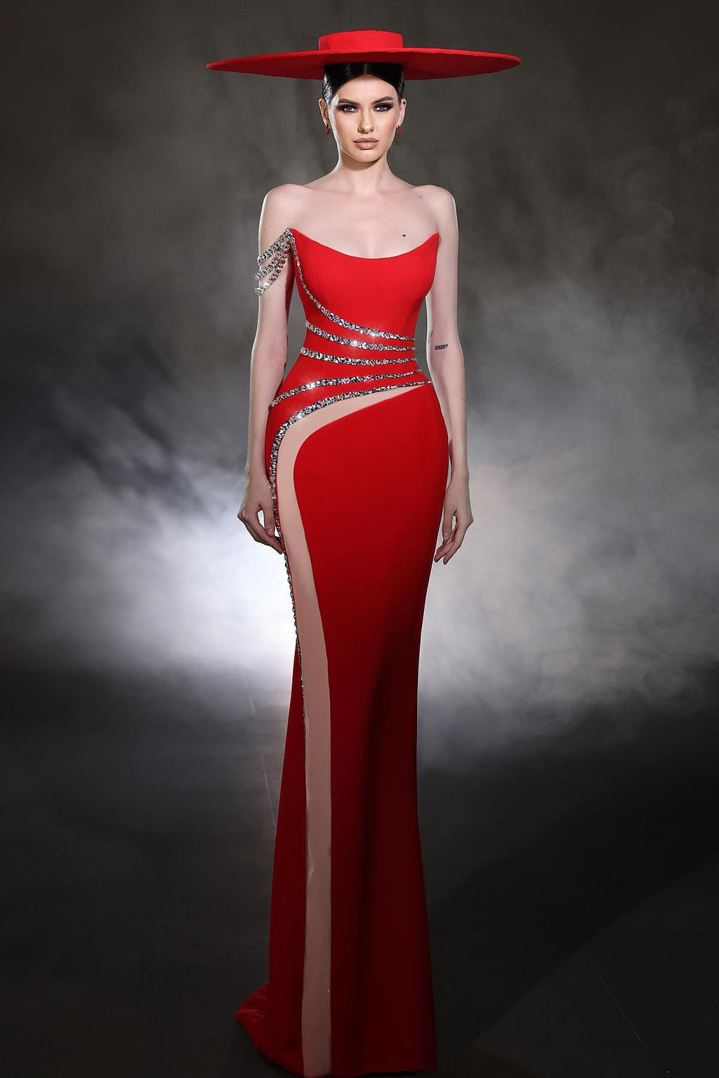 Vestidos de Baile Vermelhos de Cetim com Tule, Coluna, Um Ombro, Sem Mangas e Bordados