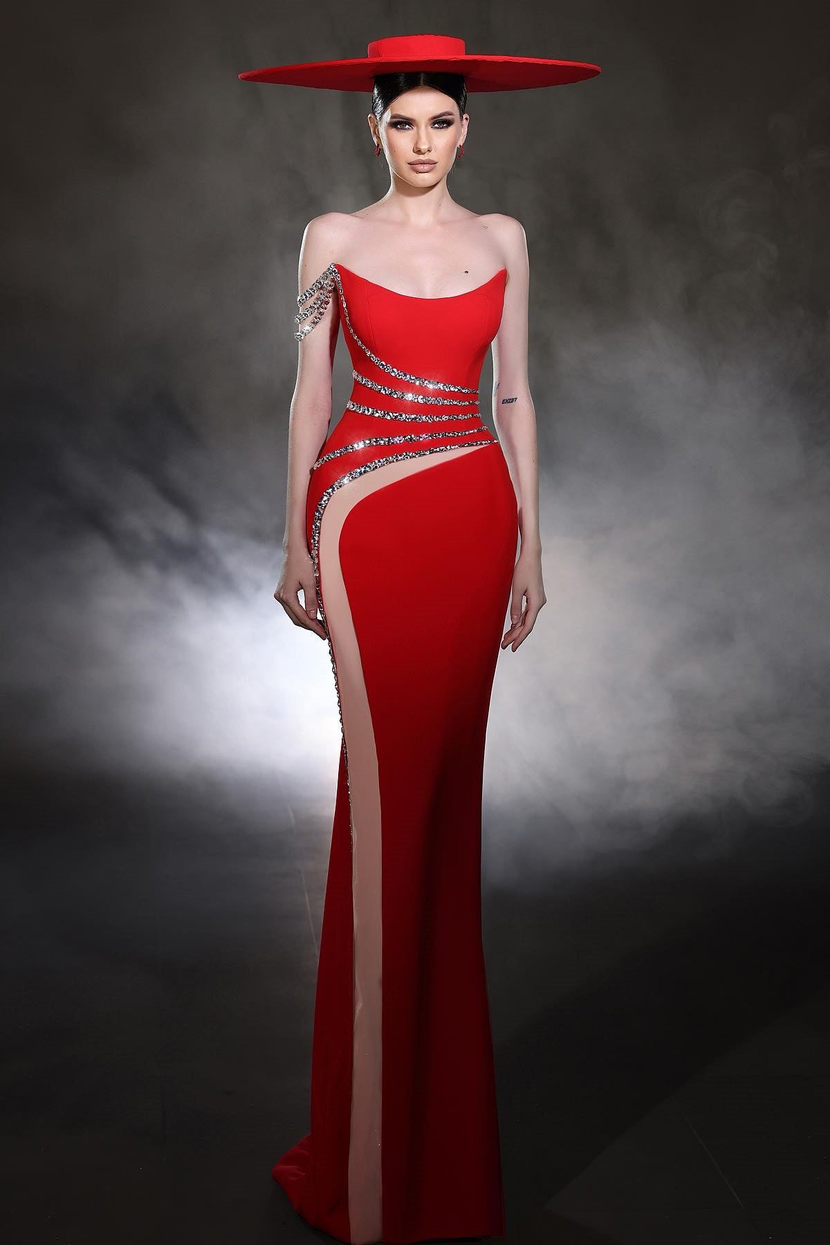 Abito da sera rosso in raso e tulle, monospalla senza maniche, con perline, a colonna, disegnato