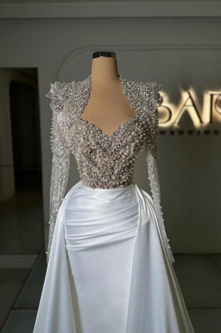 Abito da sera lungo a colonna con scollo a cuore, maniche lunghe, in satin e tulle, decorato con strass