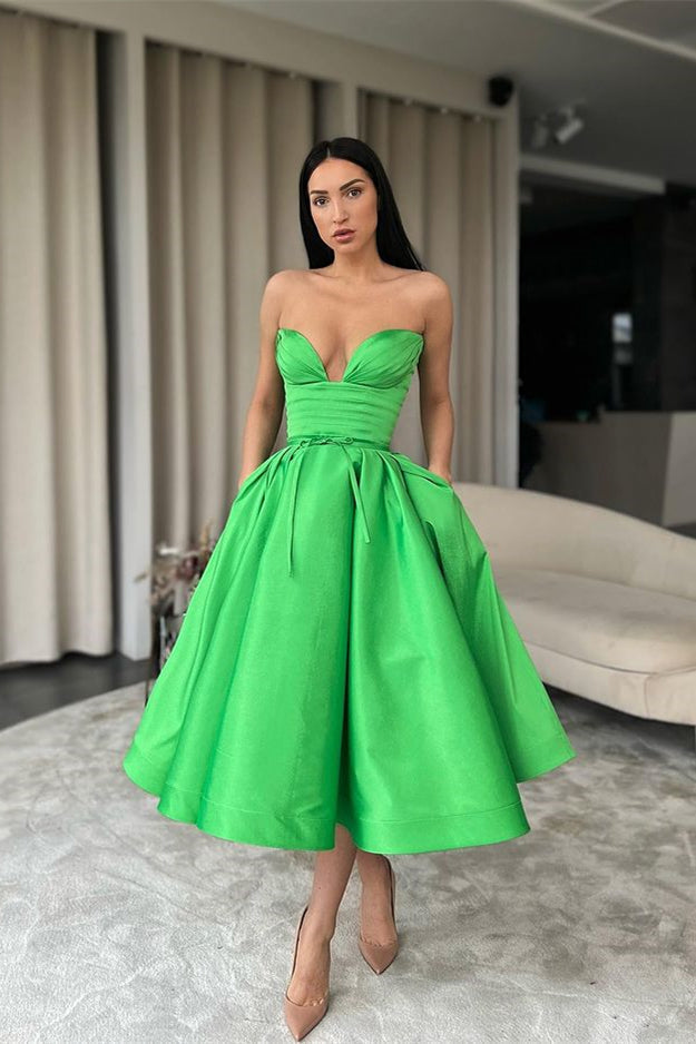 Abito da cerimonia corto verde a linea ad A con scollo a cuore