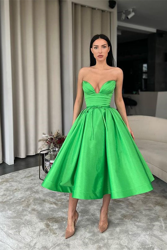 Abito da cerimonia corto verde a linea ad A con scollo a cuore