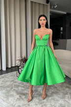 Abito da cerimonia corto verde a linea ad A con scollo a cuore
