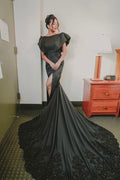 Vestidos de noiva em cetim com corte sereia, sem mangas, com fenda e renda, de joalheiro designer
