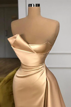 Abito da sera lungo color champagne a linea ad A senza maniche con spacco e strascico, design esclusivo