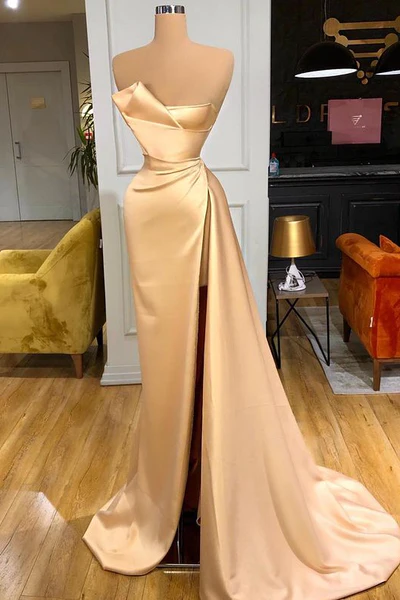 Abito da sera lungo color champagne a linea ad A senza maniche con spacco e strascico, design esclusivo