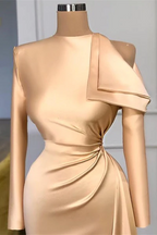 Abito da sera lungo color champagne a sirena in raso con maniche lunghe di design