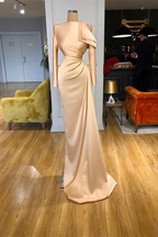 Abito da sera lungo color champagne a sirena in raso con maniche lunghe di design