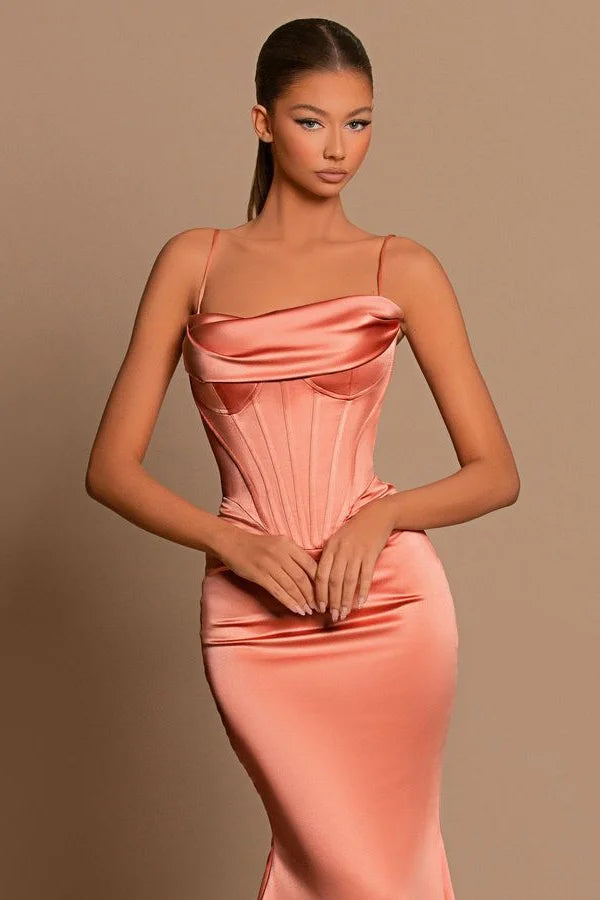 Abito da sera lungo a sirena con spalline sottili color corallo, senza maniche, dal design raffinato