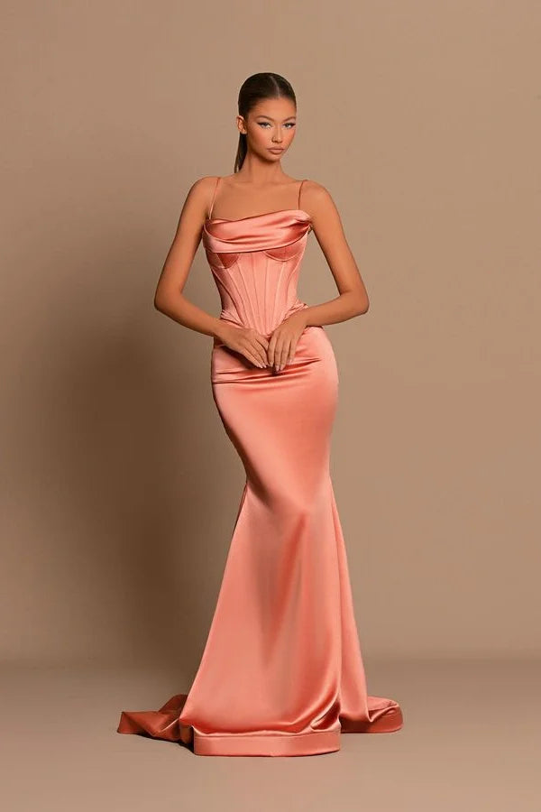 Abito da sera lungo a sirena con spalline sottili color corallo, senza maniche, dal design raffinato