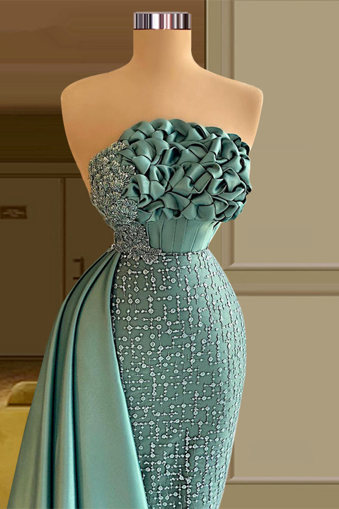Abito da sera lungo verde smeraldo senza maniche con perline e balze in stile sirena di design