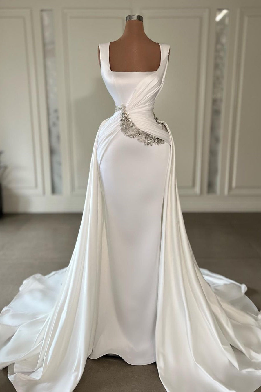 Robe de mariée longue ivoire en ligne A avec bretelles, ornements, sans manches et traîne