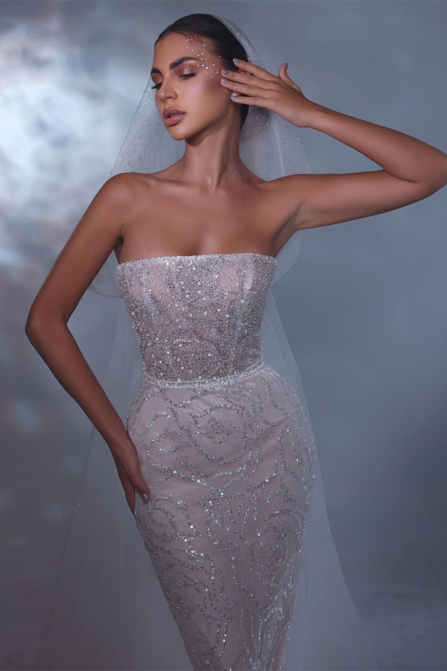 Vestido de novia de diseño largo de sirena sin mangas con encaje y cola