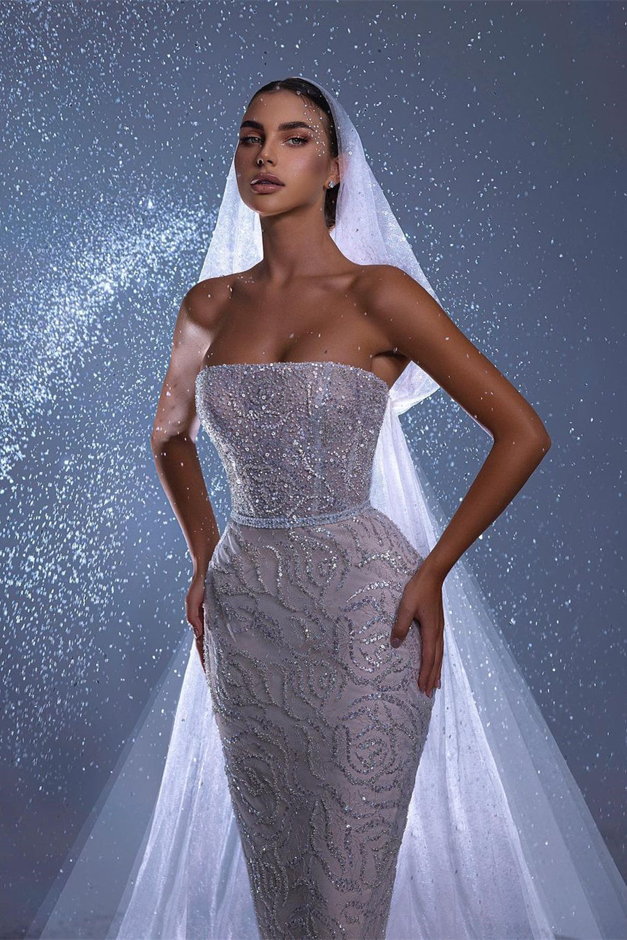 Vestido de novia de diseño largo de sirena sin mangas con encaje y cola