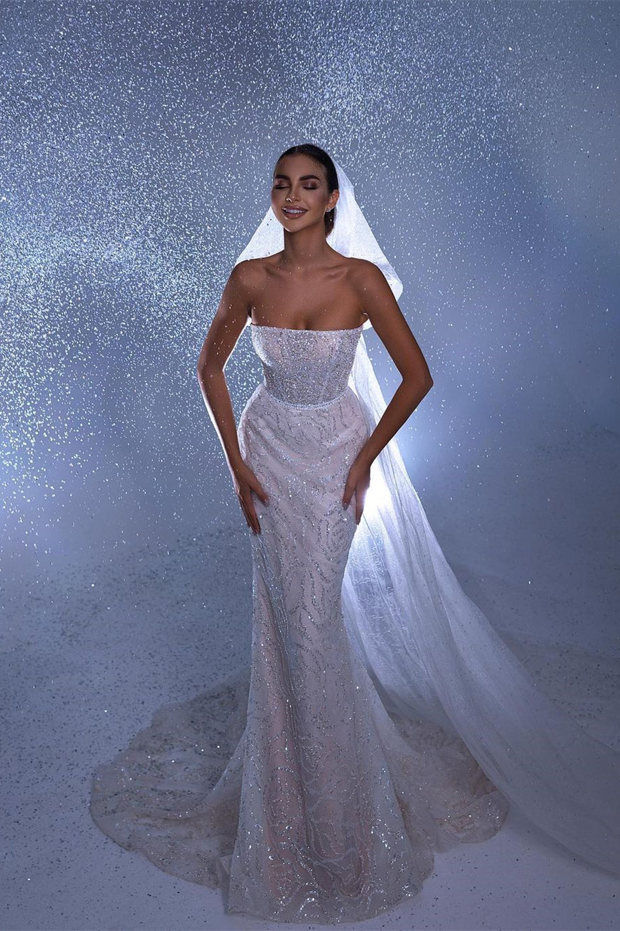 Vestido de novia de diseño largo de sirena sin mangas con encaje y cola