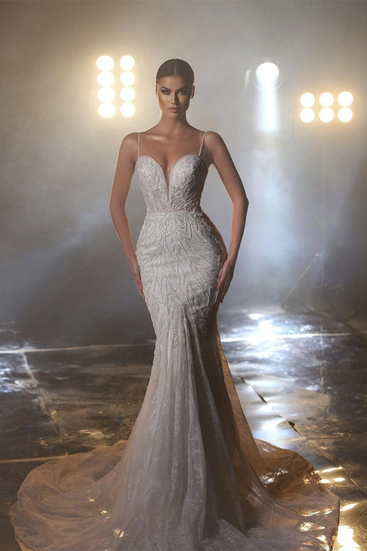 Vestido de noiva longo estilo sereia com alças finas e decote em V e renda
