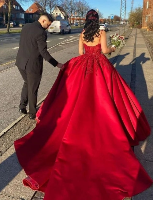 Robe de mariée princesse longue rouge en ligne A avec fines bretelles et dentelle