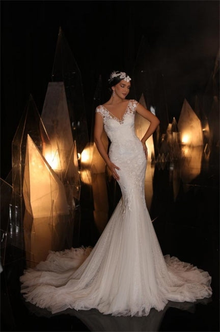 Robe de mariée sirène longue à col en V et sans manches avec appliques en dentelle