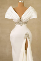Robe de mariée longue blanche sirène avec bijoux et épaules dénudées, fendue
