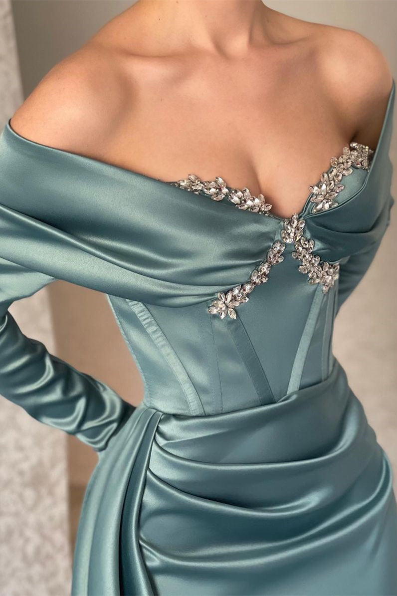 Abito da sera sirena con spalle scoperte, maniche lunghe e glitter
