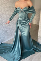 Abito da sera sirena con spalle scoperte, maniche lunghe e glitter