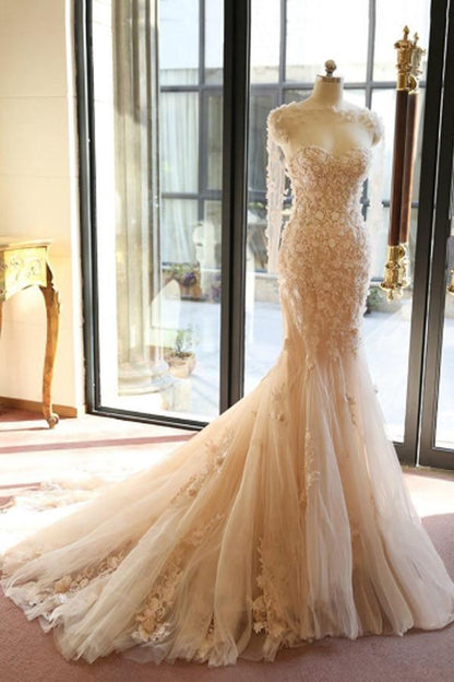 Designer Brautkleid im Meerjungfrau-Stil mit offenem Rücken und transparenten Blumen