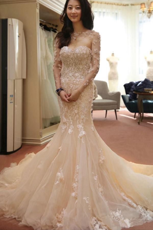 Designer Brautkleid im Meerjungfrau-Stil mit offenem Rücken und transparenten Blumen