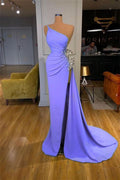 Robe de bal violette à une épaule, sans manches, ornée de perles, avec fente