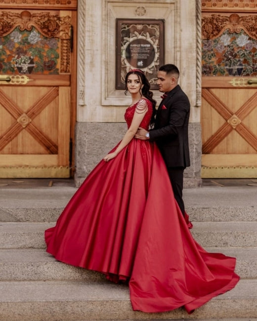 Robes de mariée rouges sans manches en ligne A avec dentelle conçues par un créateur