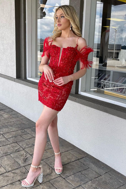 Vestido de fiesta rojo de diseñador con hombros descubiertos, plumas y cuentas