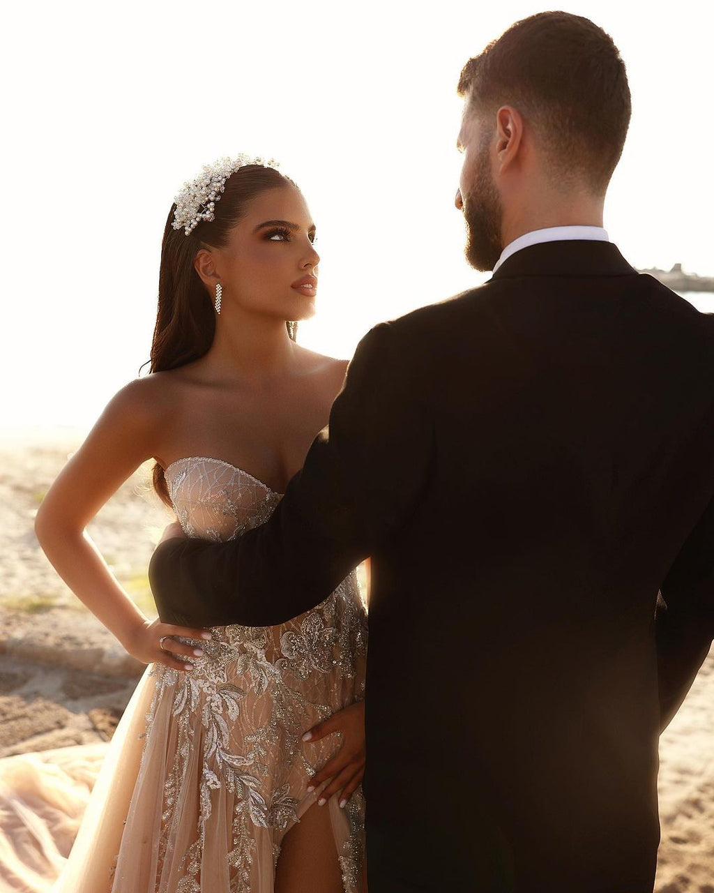 فستان زفاف طويل على شكل حرف A بتصميم قلب الحبيب مزين بالدانتيل اللامع مع فتحة