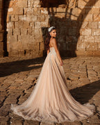 فستان زفاف طويل على شكل حرف A بتصميم قلب الحبيب مزين بالدانتيل اللامع مع فتحة