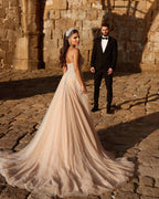 فستان زفاف طويل على شكل حرف A بتصميم قلب الحبيب مزين بالدانتيل اللامع مع فتحة