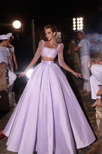 Robe de bal deux pièces dessinée, ligne en A, manches trois-quarts, ornée de perles